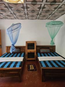 Postel nebo postele na pokoji v ubytování Sigiri Birds Hostel