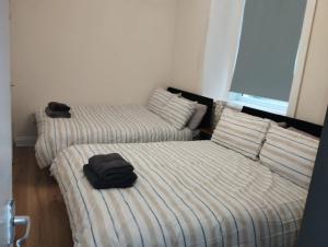 Postel nebo postele na pokoji v ubytování Flat in Central Edinburgh New Town , Lothian Road Heart of Edinburgh Flat Sleeps 6