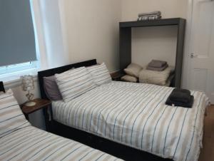Postel nebo postele na pokoji v ubytování Flat in Central Edinburgh New Town , Lothian Road Heart of Edinburgh Flat Sleeps 6