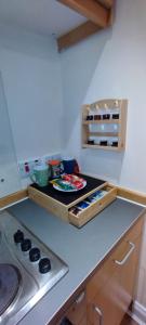 Kuchyň nebo kuchyňský kout v ubytování Flat in Central Edinburgh New Town , Lothian Road Heart of Edinburgh Flat Sleeps 6 + 19 fotografií