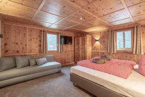 een woonkamer met twee bedden en een bank bij Apart Wiesa in Kappl