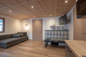 een woonkamer met een bank en een tafel bij Apart Wiesa in Kappl