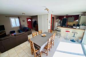 Η κουζίνα ή μικρή κουζίνα στο Bright house with garden near La Rochelle