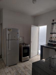 Il comprend une cuisine équipée d'un réfrigérateur et d'une cuisinière. dans l'établissement CANTINHO DA PRAIA, à Mongaguá