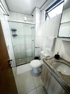 um banheiro com chuveiro, vaso sanitário e pia em Flat 26º andar com vista para o mar- Próximo ao shopping e à praia de Boa Viagem em Recife