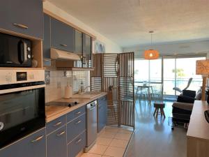 Kuchyňa alebo kuchynka v ubytovaní Bel appartement avec WIFI, VUE MER face au port de plaisance à PERROS-GUIREC - Réf 838