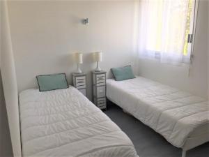 Posteľ alebo postele v izbe v ubytovaní Bel appartement avec WIFI, VUE MER face au port de plaisance à PERROS-GUIREC - Réf 838