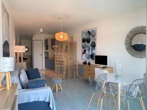 Televízia a/alebo spoločenská miestnosť v ubytovaní Bel appartement avec WIFI, VUE MER face au port de plaisance à PERROS-GUIREC - Réf 838