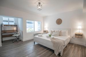 マイアミビーチにあるAgave on the Beachの白いベッドルーム(大型ベッド1台、デスク付)