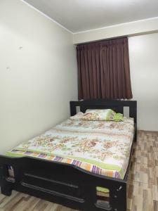 ein Schlafzimmer mit einem Bett in einem Zimmer in der Unterkunft La casa del Rio in Aguaytía