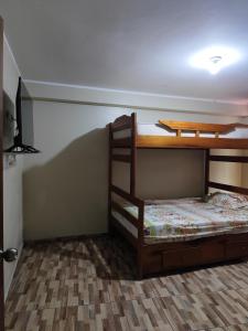 ein Schlafzimmer mit zwei Etagenbetten in einem Zimmer in der Unterkunft La casa del Rio in Aguaytía