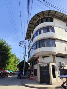 ein hohes weißes Gebäude mit einem runden Dach in der Unterkunft La casa del Rio in Aguaytía