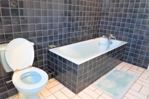 Ένα μπάνιο στο Maison ALIS 5 pièces 10 personnes à 100 mètres de la plage du Courégant +14 φωτογραφίες