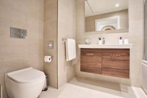 Ένα μπάνιο στο Panorama 20th Floor Suite with Magnificent Views