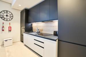 Η κουζίνα ή μικρή κουζίνα στο Panorama 20th Floor Suite with Magnificent Views