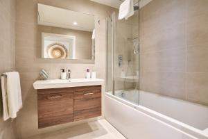 Ένα μπάνιο στο Panorama 20th Floor Suite with Magnificent Views