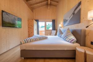 Una cama o camas en una habitación de Haus Alpenprinzessin Winterzauber Luxury Naturperle