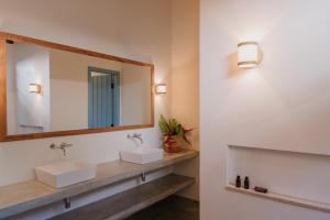 een badkamer met twee wastafels en een spiegel bij Aqualtune Pousada in Barra Grande +116 foto's