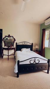Un dormitorio con una cama grande y una silla. en Martha Cozy Apartments 2, en Valladolid