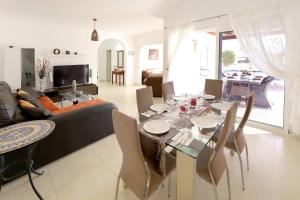 a living room with a table and a couch at Casa de Suėños in Puerto del Carmen