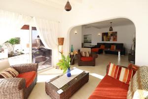 a living room with couches and a couch at Casa de Suėños in Puerto del Carmen