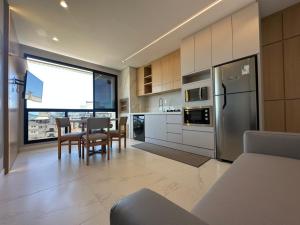 Η κουζίνα ή μικρή κουζίνα στο Apartamento Alto Padrão em Bombinhas à 70 metros da praia, com piscina aquecida, sala de jogos, academia e espaço kids!!