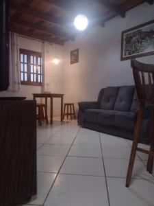a living room with a couch and a table at Chalé da Lu in Santo Antônio do Pinhal