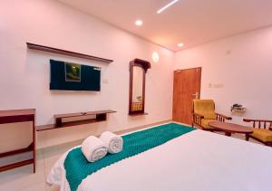 Postel nebo postele na pokoji v ubytování VOYE HOMES Signature Pool Resort Varkala , Just 950 m from Varkala Cliff and Beach