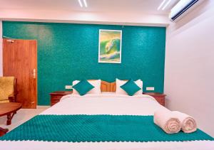 Postel nebo postele na pokoji v ubytování VOYE HOMES Signature Pool Resort Varkala , Just 950 m from Varkala Cliff and Beach