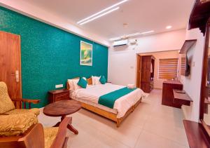 Postel nebo postele na pokoji v ubytování VOYE HOMES Signature Pool Resort Varkala , Just 950 m from Varkala Cliff and Beach + 37 fotografií