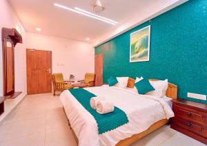 Postel nebo postele na pokoji v ubytování VOYE HOMES Signature Pool Resort Varkala , Just 950 m from Varkala Cliff and Beach