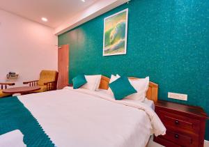 Postel nebo postele na pokoji v ubytování VOYE HOMES Signature Pool Resort Varkala , Just 950 m from Varkala Cliff and Beach