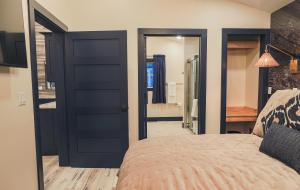 Ένα ή περισσότερα κρεβάτια σε δωμάτιο στο Valley View Resort Cabin #2, 1-Bed, Modern-Luxury with Hot Tub in Canaan Valley, WV