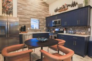 Η κουζίνα ή μικρή κουζίνα στο Valley View Resort Cabin #2, 1-Bed, Modern-Luxury with Hot Tub in Canaan Valley, WV
