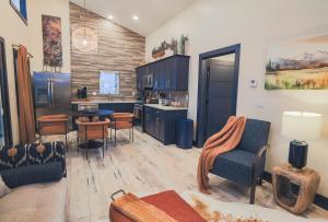 Η κουζίνα ή μικρή κουζίνα στο Valley View Resort Cabin #2, 1-Bed, Modern-Luxury with Hot Tub in Canaan Valley, WV +3 φωτογραφίες