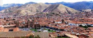 una vista aerea di una città con montagne sullo sfondo di Hotel Cusco Museo a Cuzco
