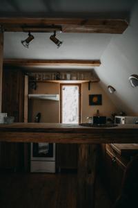 Kuchyň nebo kuchyňský kout v ubytování Roztomilá a utulná chata Azzy na samotě v lese.