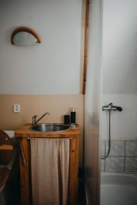 Kúpeľňa v ubytovaní Roztomilá a utulná chata Azzy na samotě v lese.