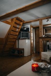 Kuchyňa alebo kuchynka v ubytovaní Roztomilá a utulná chata Azzy na samotě v lese.
