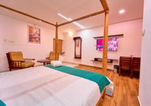 Postel nebo postele na pokoji v ubytování VOYE HOMES Signature Pool Resort Varkala , Just 950 m from Varkala Cliff and Beach