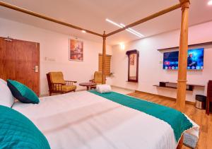 Postel nebo postele na pokoji v ubytování VOYE HOMES Signature Pool Resort Varkala , Just 950 m from Varkala Cliff and Beach