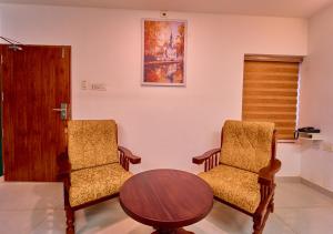 Posezení v ubytování VOYE HOMES Signature Pool Resort Varkala , Just 950 m from Varkala Cliff and Beach