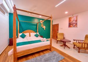 Postel nebo postele na pokoji v ubytování VOYE HOMES Signature Pool Resort Varkala , Just 950 m from Varkala Cliff and Beach