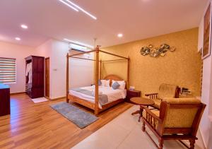 Postel nebo postele na pokoji v ubytování VOYE HOMES Signature Pool Resort Varkala , Just 950 m from Varkala Cliff and Beach