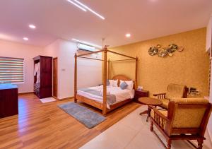 Postel nebo postele na pokoji v ubytování VOYE HOMES Signature Pool Resort Varkala , Just 950 m from Varkala Cliff and Beach