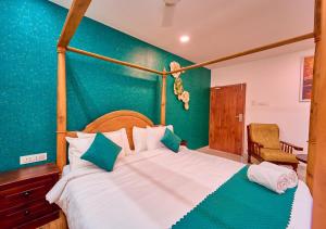 Postel nebo postele na pokoji v ubytování VOYE HOMES Signature Pool Resort Varkala , Just 950 m from Varkala Cliff and Beach