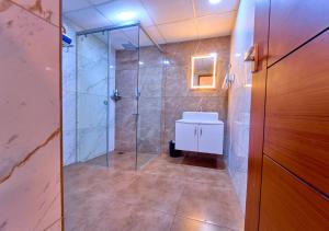 Koupelna v ubytování VOYE HOMES Signature Pool Resort Varkala , Just 950 m from Varkala Cliff and Beach