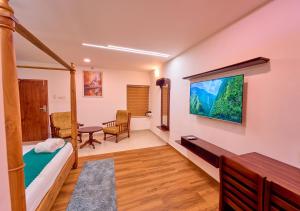 TV a/nebo společenská místnost v ubytování VOYE HOMES Signature Pool Resort Varkala , Just 950 m from Varkala Cliff and Beach