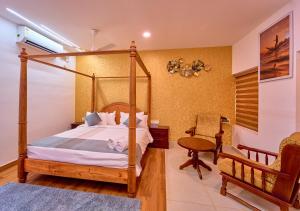 Postel nebo postele na pokoji v ubytování VOYE HOMES Signature Pool Resort Varkala , Just 950 m from Varkala Cliff and Beach