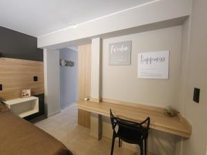 Schlafzimmer mit einem Schreibtisch und einem Bett in der Unterkunft Emilio Jofré II - Departamento céntrico y luminoso in Villa Marini